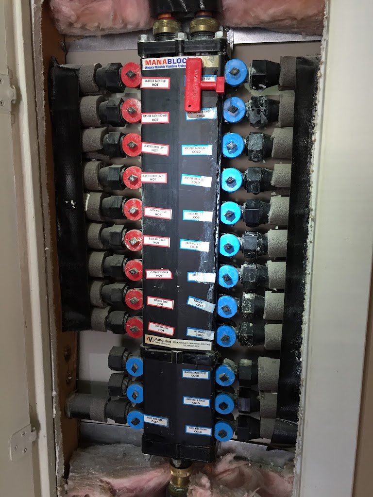 Modular plumbing manifold with labeled hot and cold supply lines